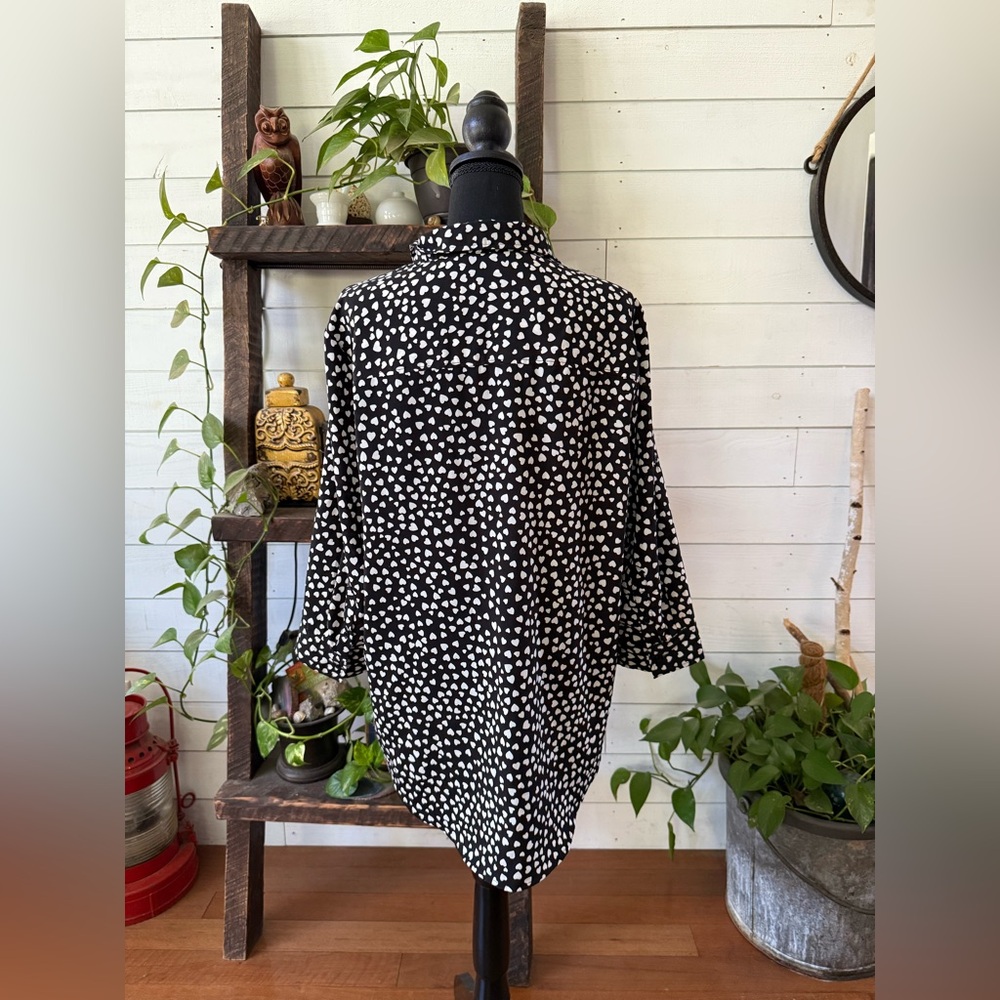 Dalia: Black and White Heart Pattern Button Up Blouse. - Picture 7 of 16